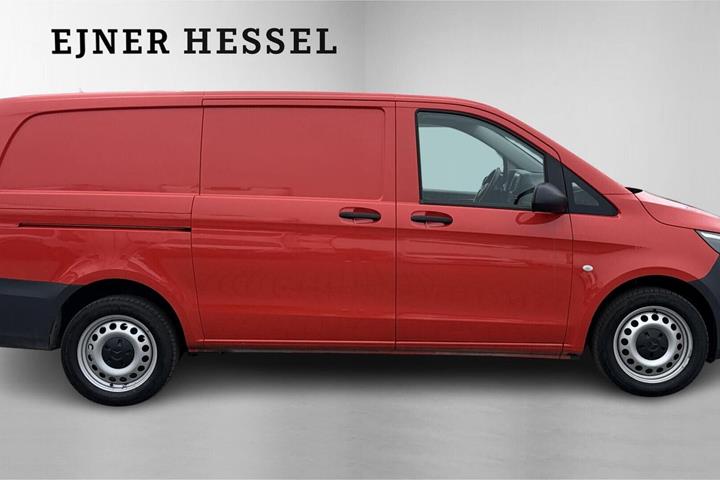 Rød Mercedes Vito 114 fra 2022