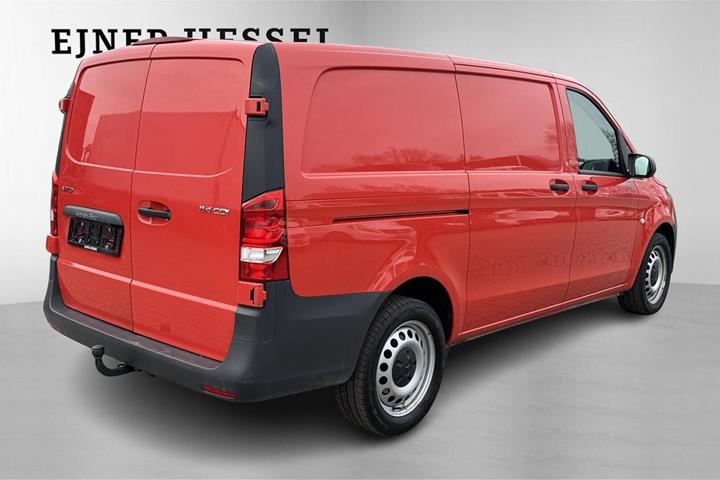 Rød Mercedes Vito 114 fra 2022