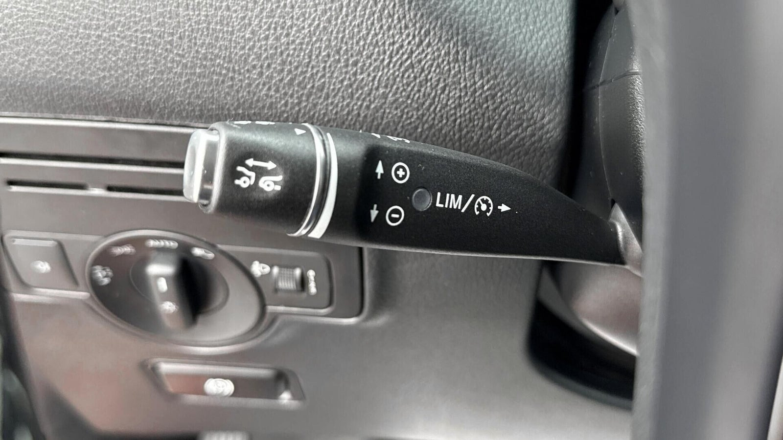 Rød Mercedes Vito 114 fra 2022