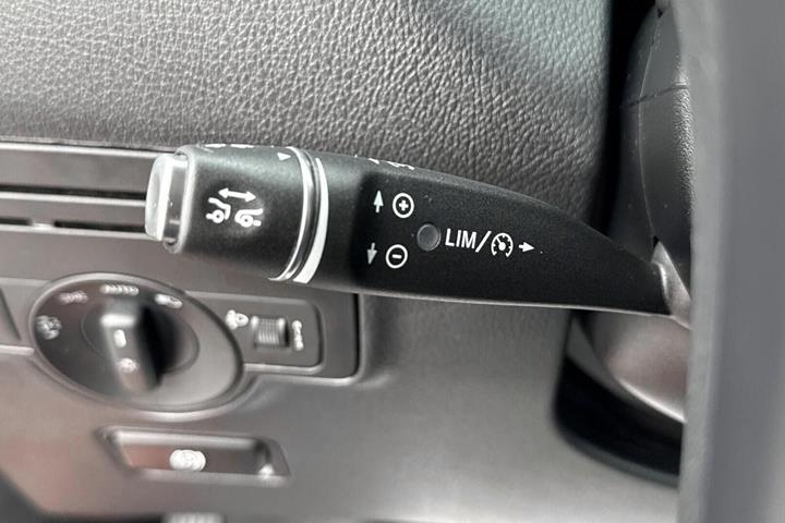 Rød Mercedes Vito 114 fra 2022