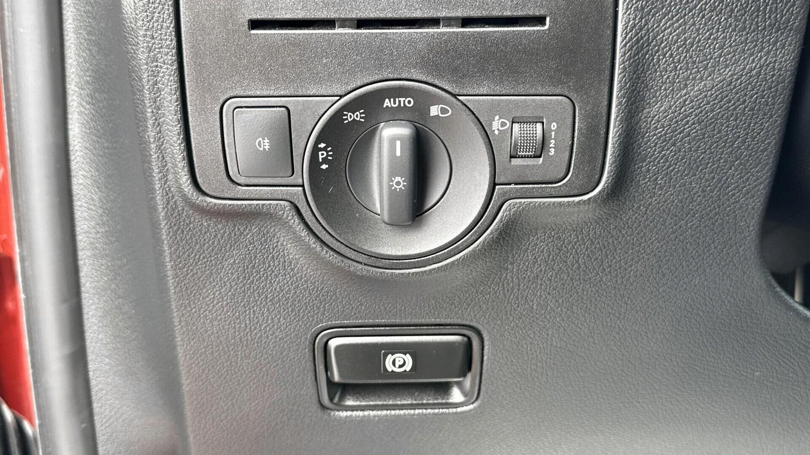 Rød Mercedes Vito 114 fra 2022