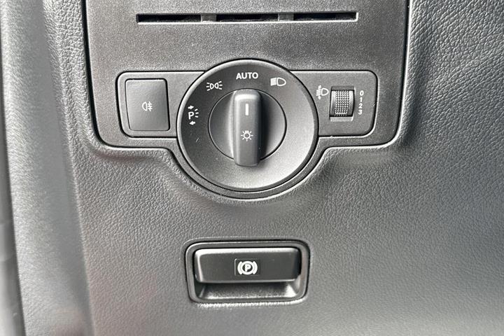 Rød Mercedes Vito 114 fra 2022