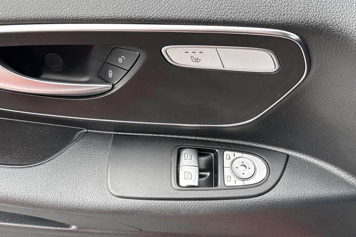 Rød Mercedes Vito 114 fra 2022