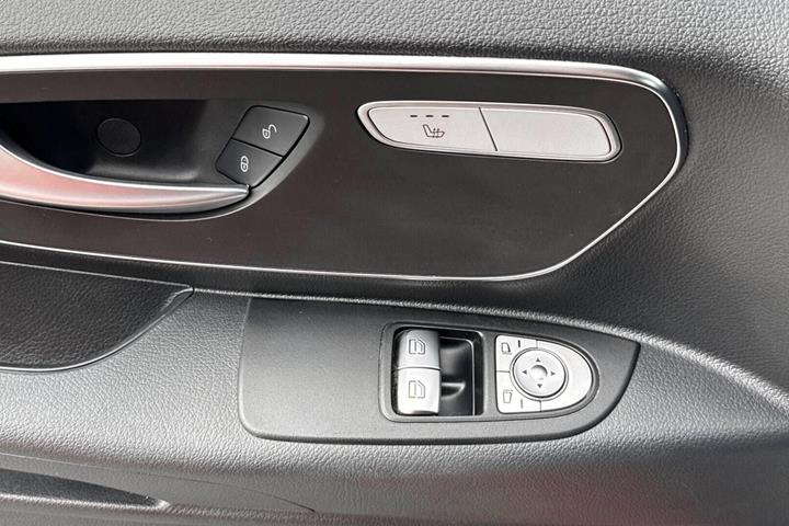 Rød Mercedes Vito 114 fra 2022
