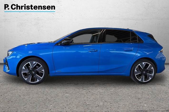 Blå Opel Astra-e fra 2023