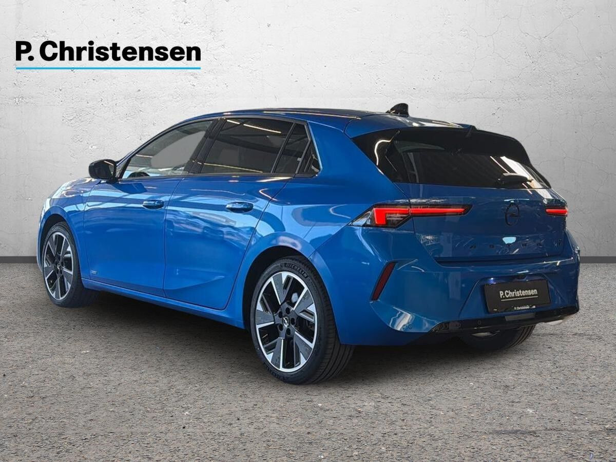 Blå Opel Astra-e fra 2023