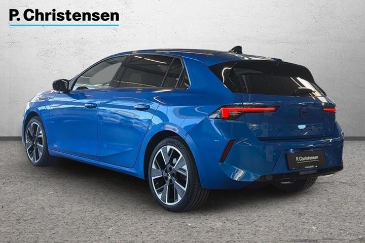 Blå Opel Astra-e fra 2023