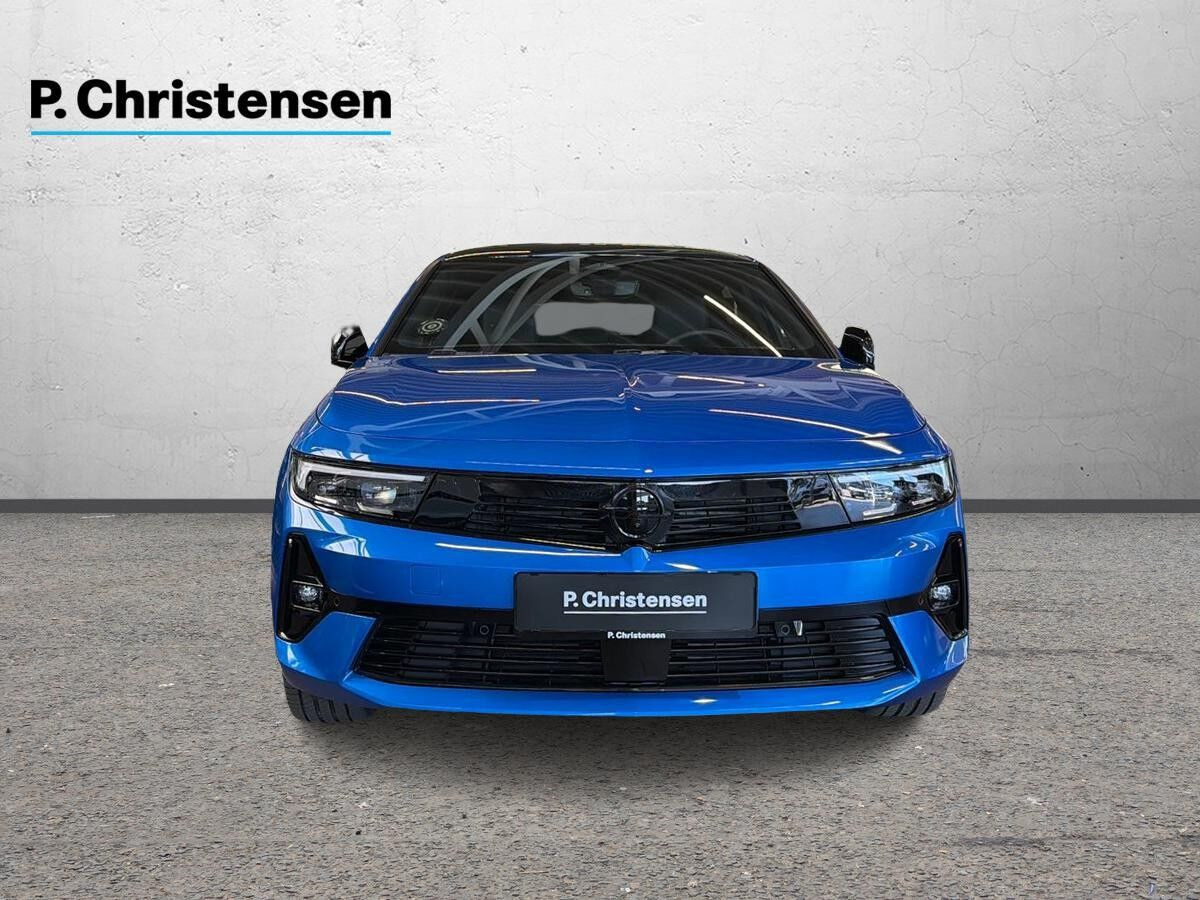 Blå Opel Astra-e fra 2023