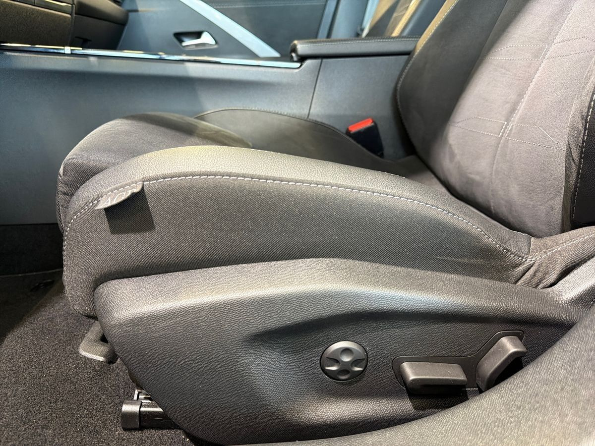Blå Opel Astra-e fra 2023