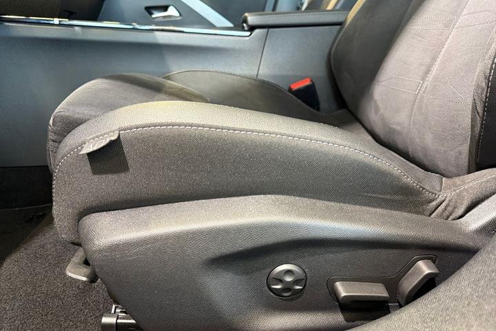 Blå Opel Astra-e fra 2023