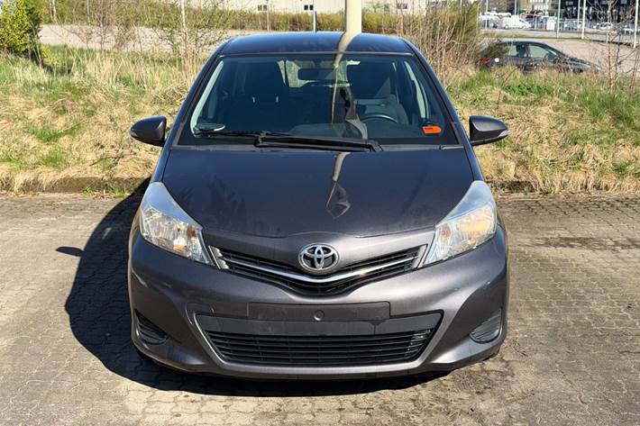 Grå Toyota Yaris fra 2012