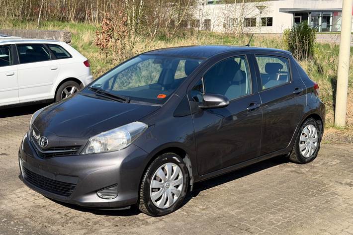Grå Toyota Yaris fra 2012