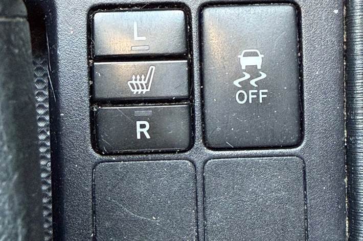 Grå Toyota Yaris fra 2012