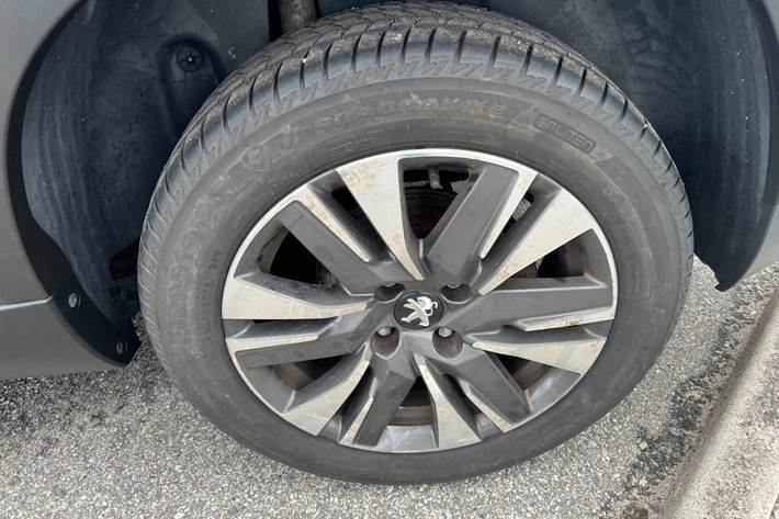 Grå Peugeot 2008 fra 2017