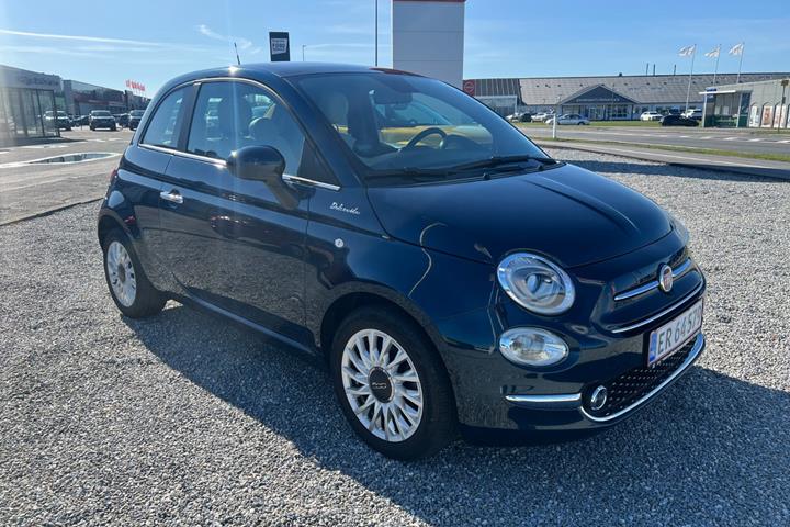 Blå Fiat 500 fra 2021 set udefra