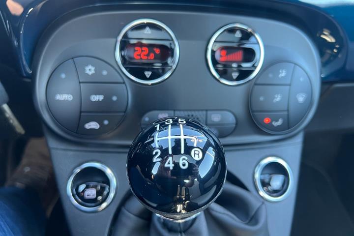 Blå Fiat 500 fra 2021