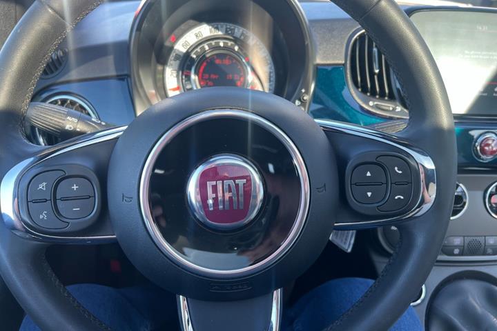 Blå Fiat 500 fra 2021