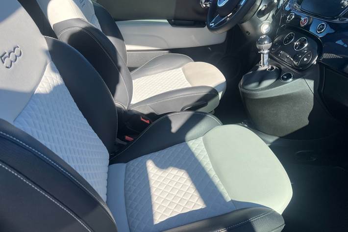 Blå Fiat 500 fra 2021