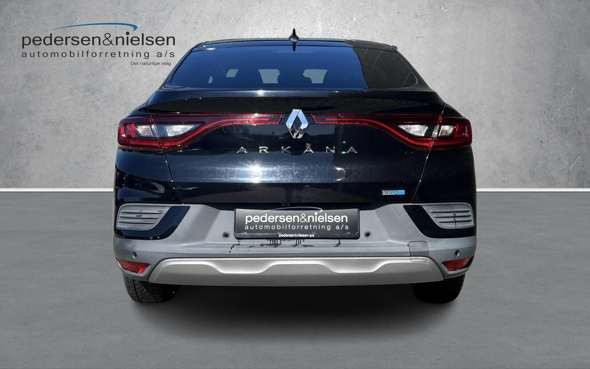 Sort Renault Arkana fra 2022 set udefra