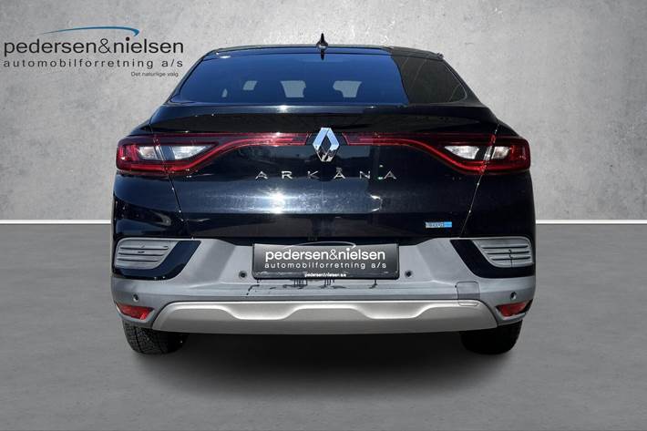 Sort Renault Arkana fra 2022 set udefra