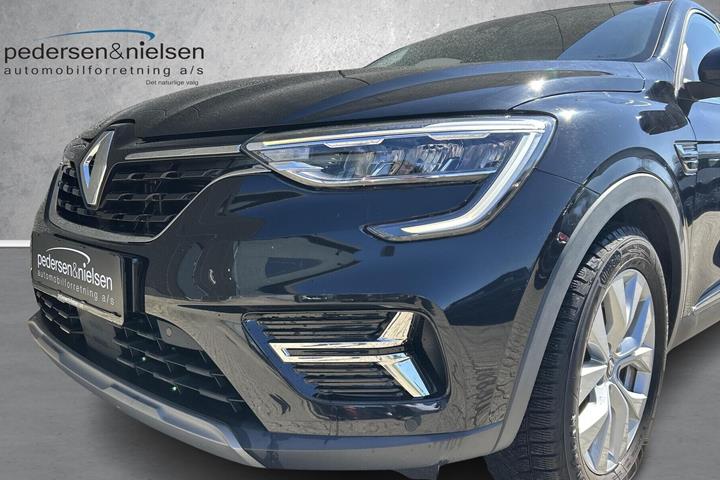 Sort Renault Arkana fra 2022 set udefra