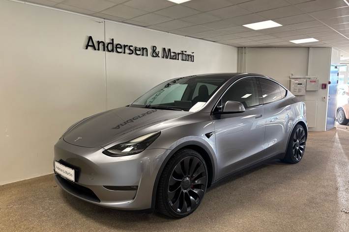 Grå Tesla Model Y fra 2023