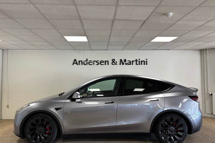 Grå Tesla Model Y fra 2023