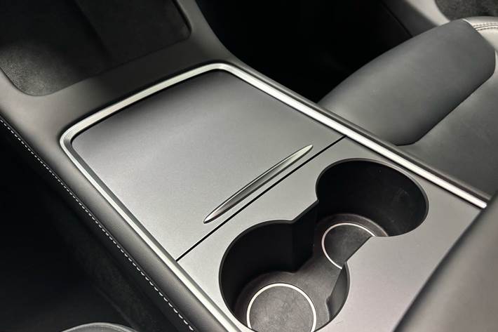 Grå Tesla Model Y fra 2023