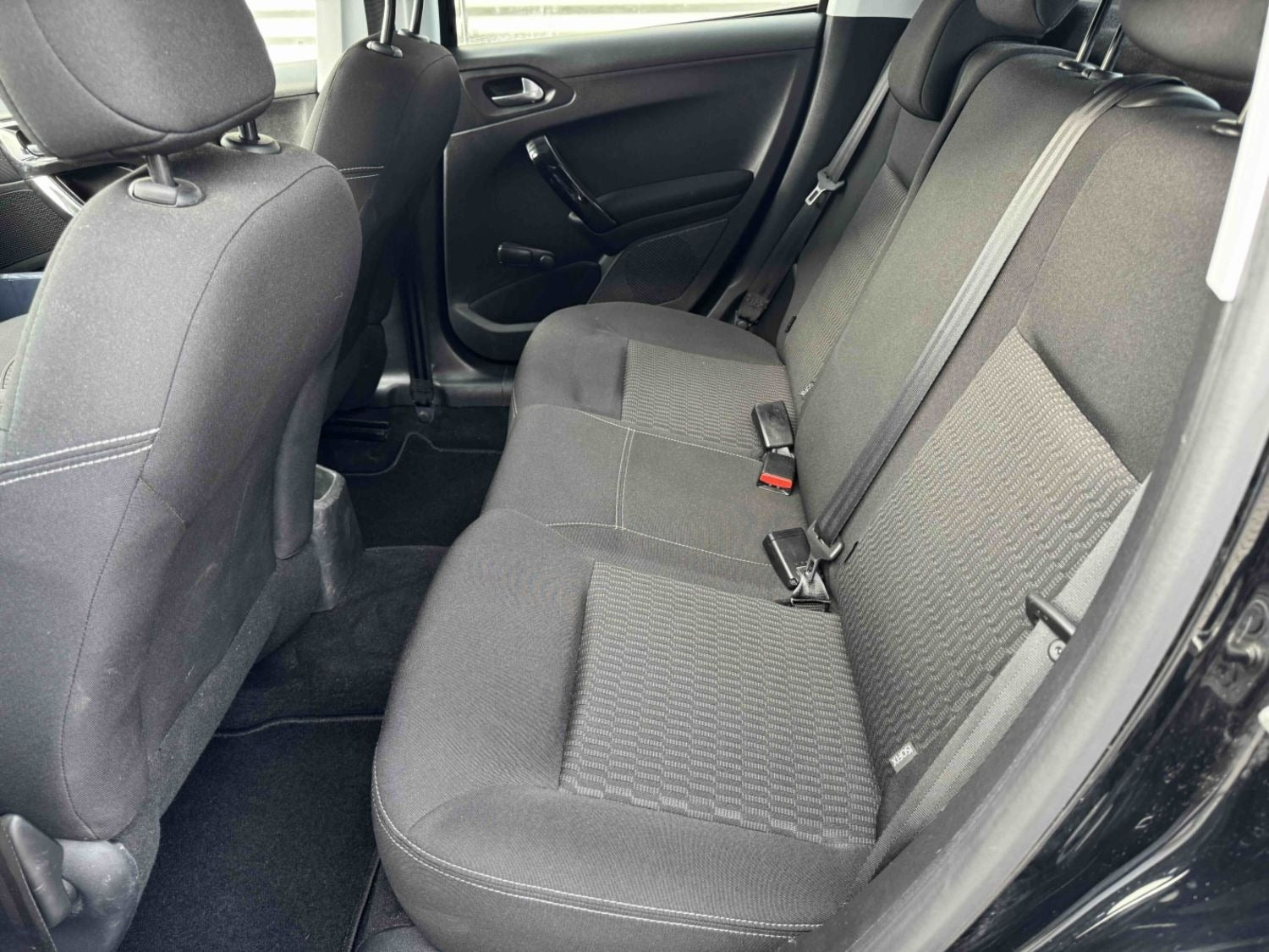 Gul Peugeot 208 fra 2019