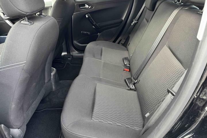 Gul Peugeot 208 fra 2019