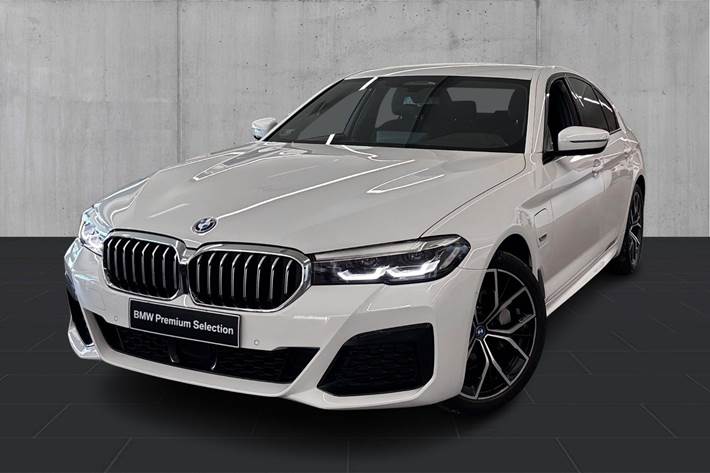 Hvid BMW 530e fra 2022