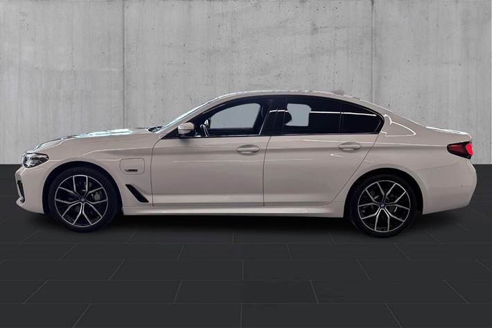 Hvid BMW 530e fra 2022