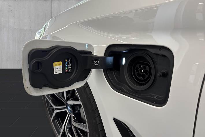 Hvid BMW 530e fra 2022