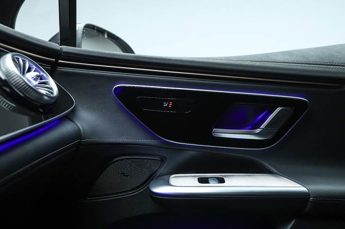 Grå Mercedes EQE350+ fra 2023