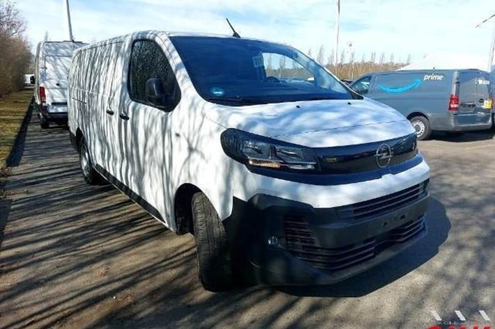 Hvid Opel Vivaro fra 2025