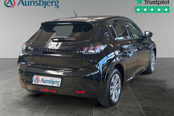 Sort Peugeot e-208 fra 2023