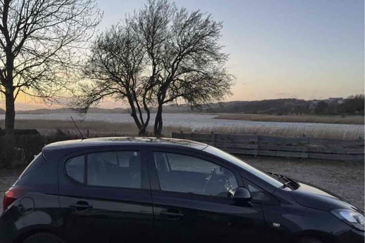 Sort Opel Corsa fra 2016