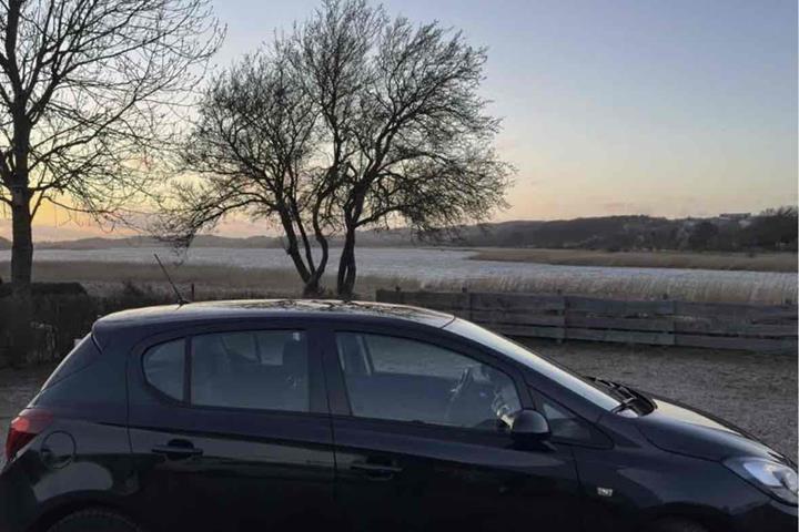 Sort Opel Corsa fra 2016