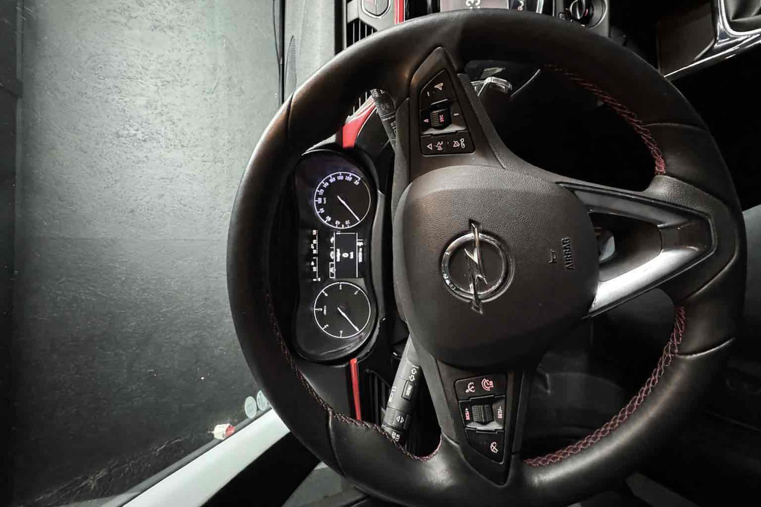 Sort Opel Corsa fra 2016
