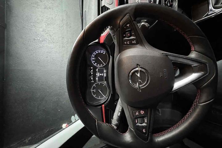 Sort Opel Corsa fra 2016