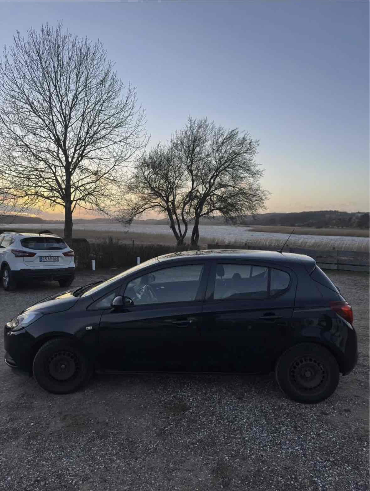 Sort Opel Corsa fra 2016