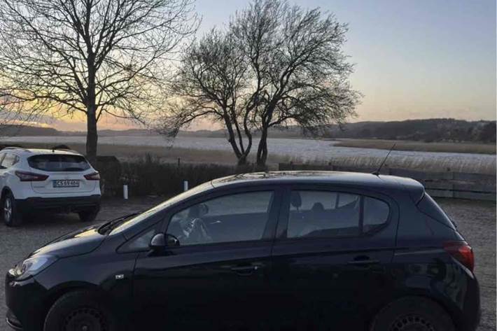 Sort Opel Corsa fra 2016