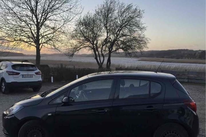 Sort Opel Corsa fra 2016