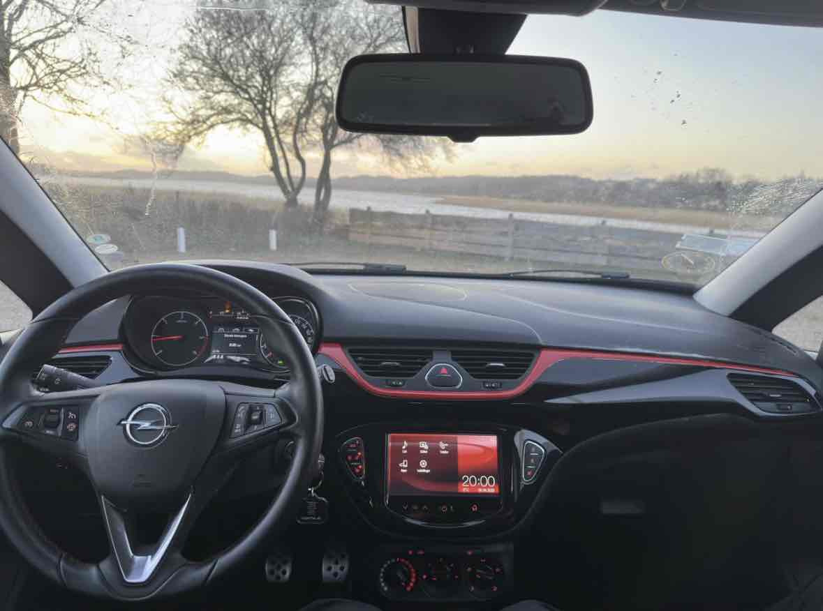 Sort Opel Corsa fra 2016
