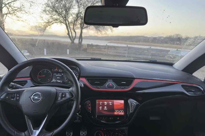 Sort Opel Corsa fra 2016