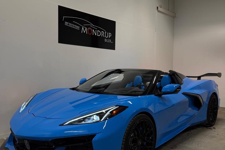 Blå Chevrolet Corvette fra 2020 set udefra