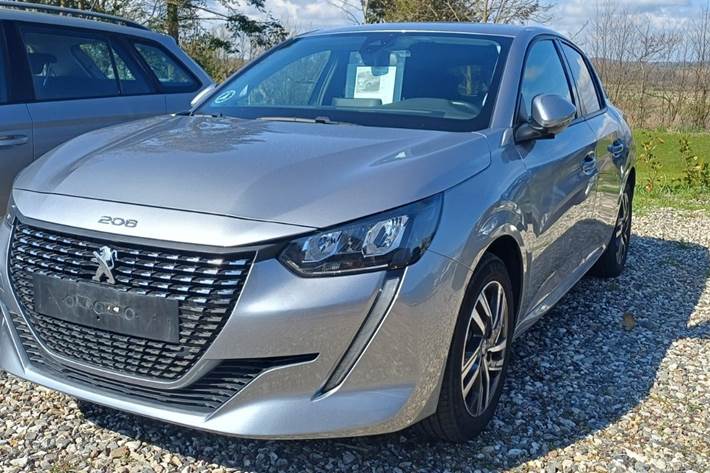 Grå Peugeot 208 fra 2022 set udefra