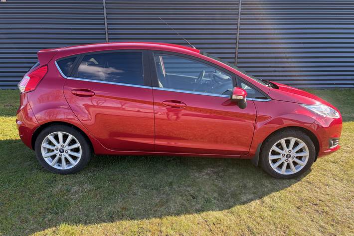 Rød Ford Fiesta fra 2016