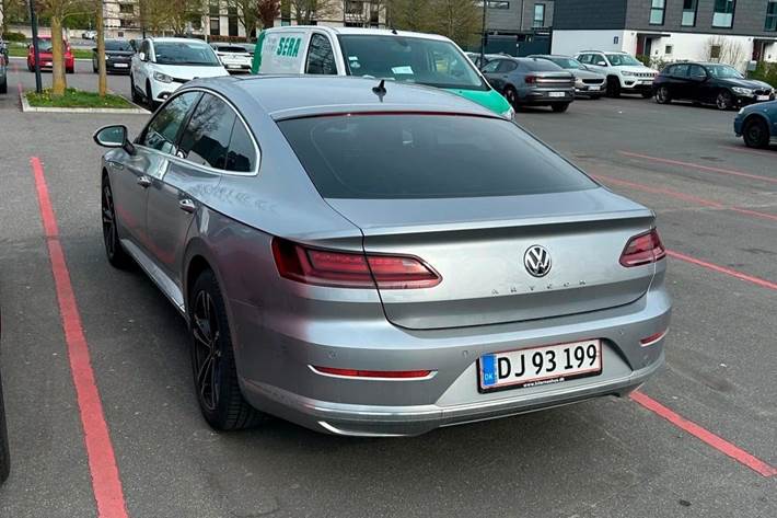 Grå VW Arteon fra 2019
