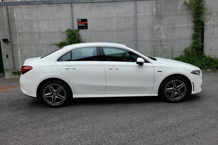 Grå Mercedes A250 e fra 2022